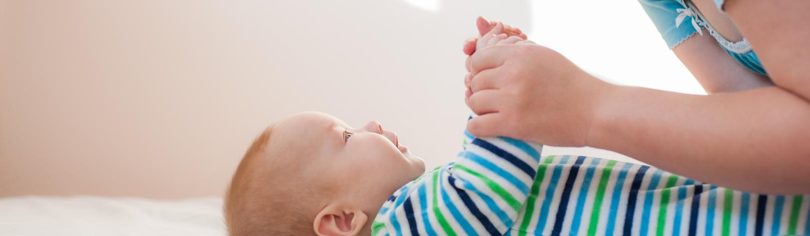 Baby som ligger på ryggen. 
