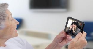 Dame med datter på telefon