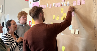 Ung Arena+ Vestfold. Prosjektworkshop med postits.
