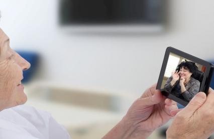Dame med datter på telefon