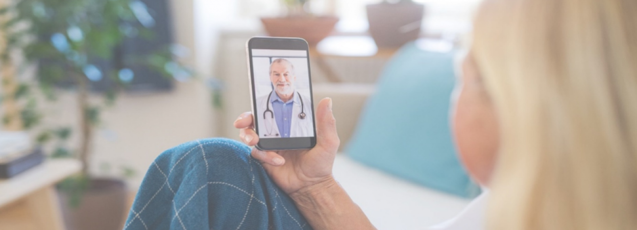 Videokonsultasjon over mobiltelefon. Lege på mobiltelefon